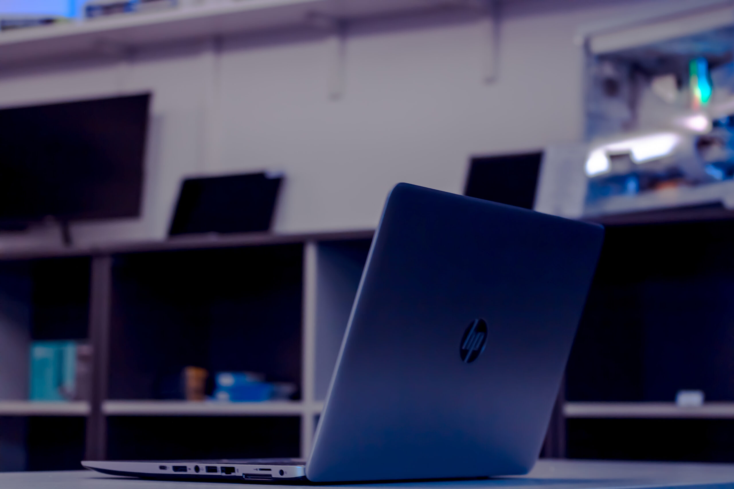 lapitopi-3 Hp Elitebook 850 G3, vaizdas iš šono su atidarytu ekranu