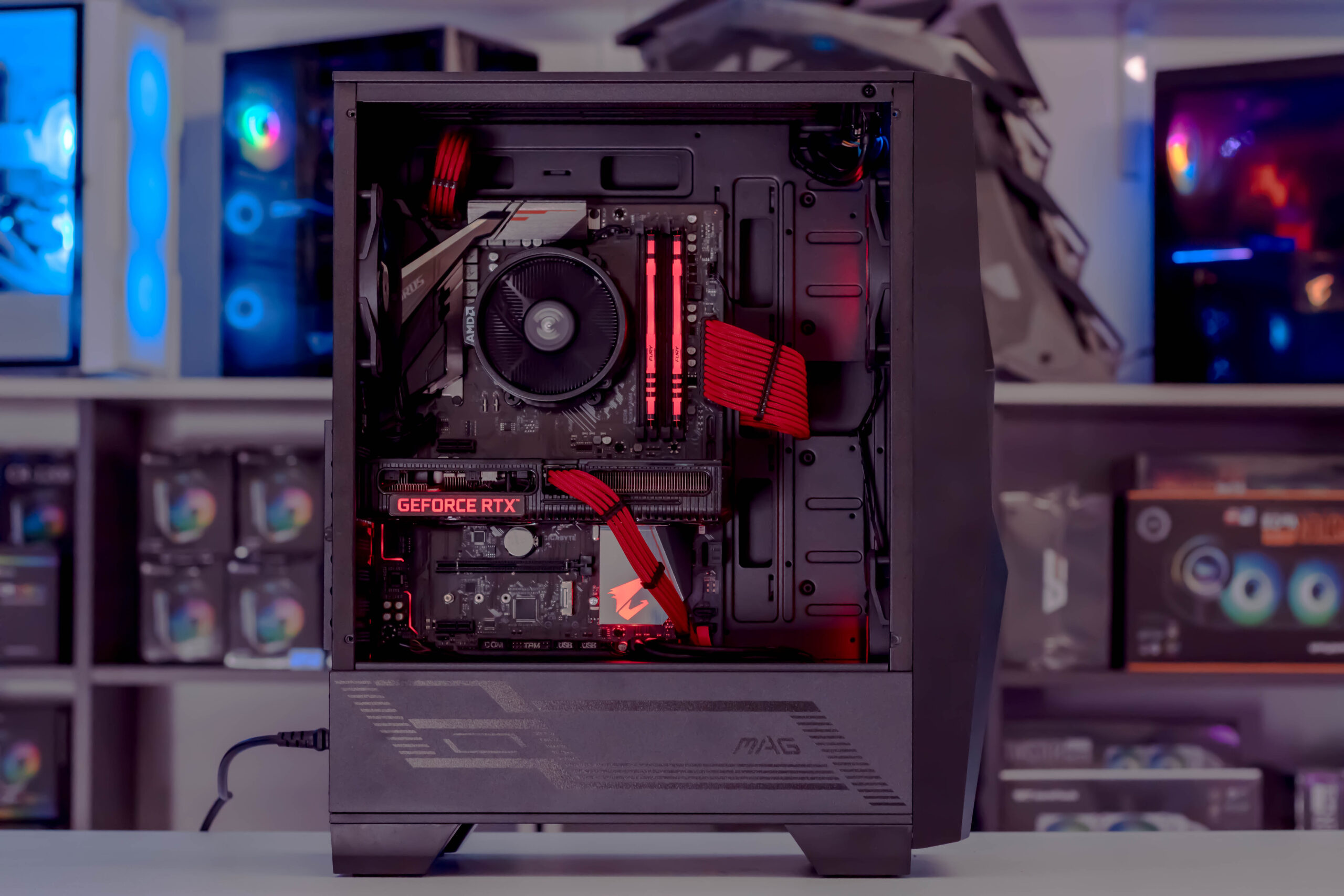 rxx61 REMADE Kompiuterio vidus su R5 5500 ir RTX 3060, matomas iš šono