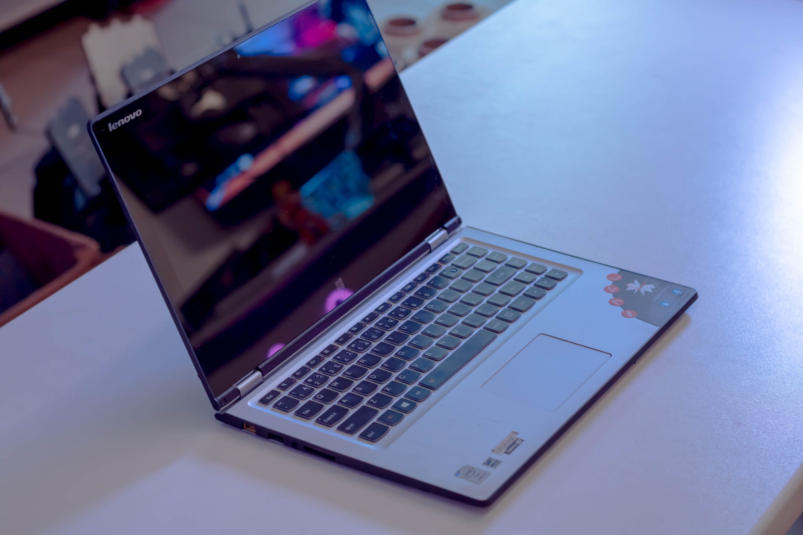 yoga-2 Nešiojamas kompiuteris Lenovo Yoga 2, matomas iš šono su atlenktu ekranu