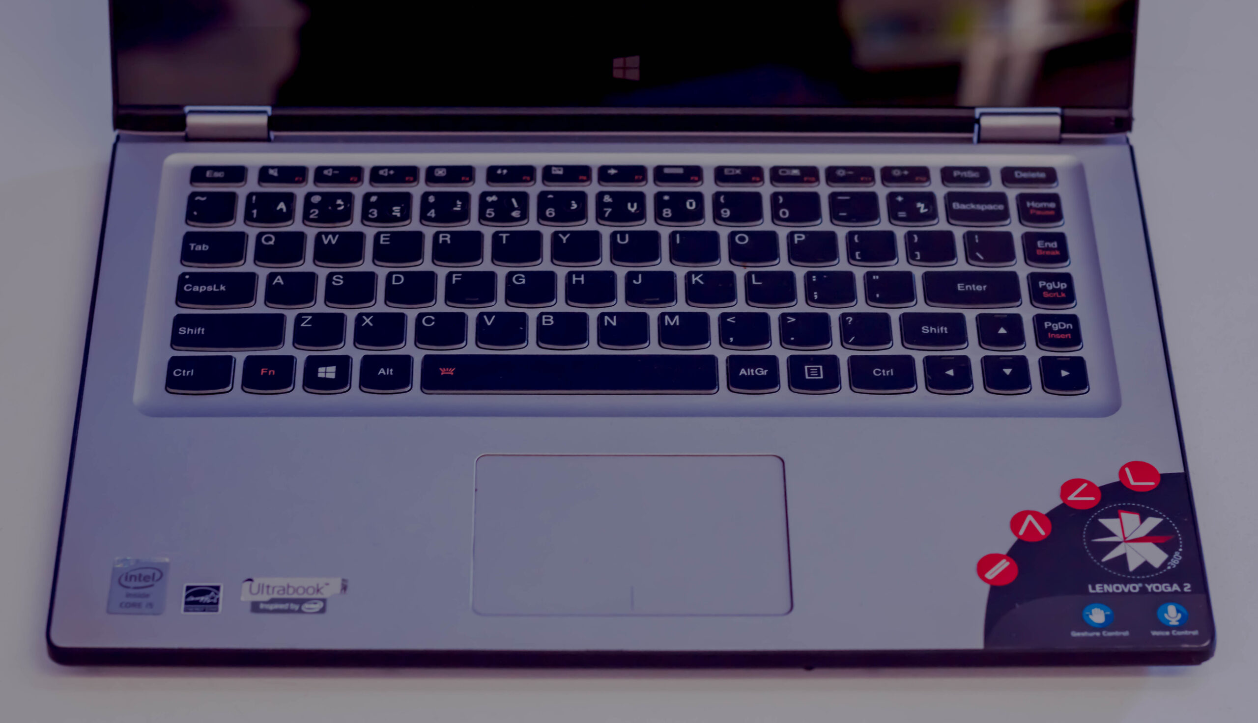 yoga-3 Nešiojamas kompiuteris Lenovo Yoga 2, matomas iš šono su atlenktu ekranu