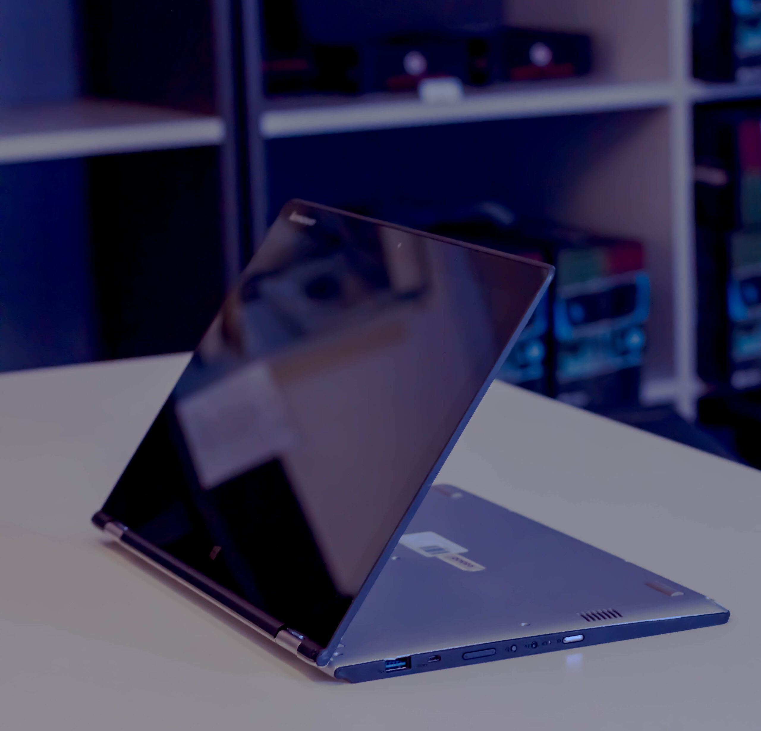 yoga-4 Nešiojamas kompiuteris Lenovo Yoga 2, matomas iš šono su atlenktu ekranu