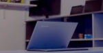 Nešiojamas kompiuteris Lenovo Yoga 2, atidarytas kampu, rodo klaviatūrą ir ekraną