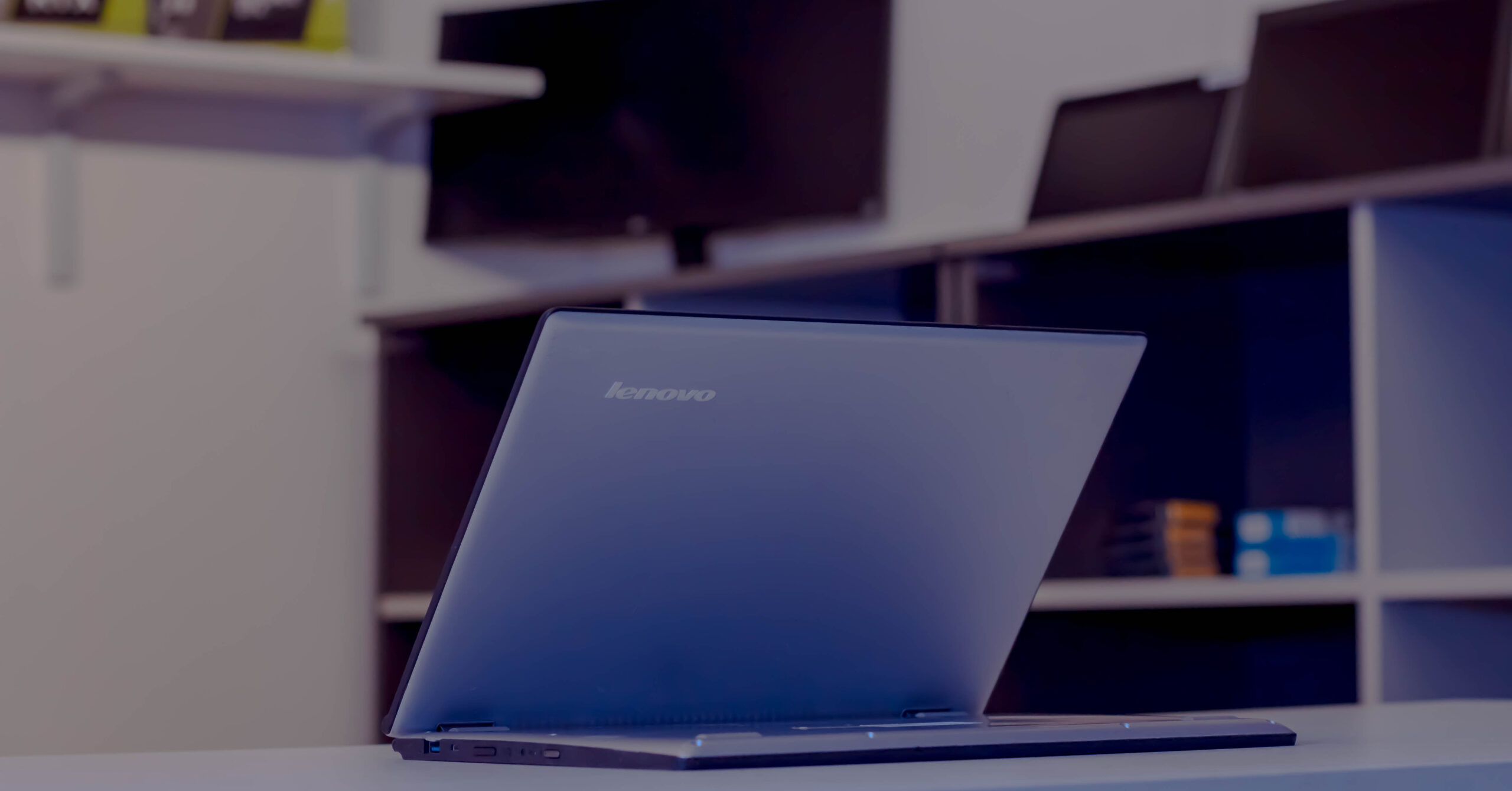 yoga-5 Nešiojamas kompiuteris Lenovo Yoga 2, atidarytas kampu, rodo klaviatūrą ir ekraną