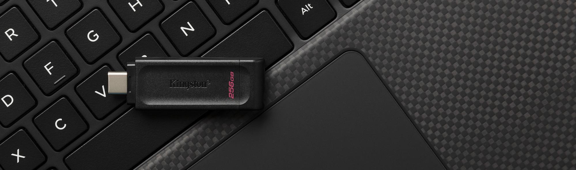 06d33403-9035-4abd-9023-afcfe6a1dc23 USB flash drive DataTraveler 70 su atidarytu pakuotės dizainu