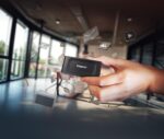 Išorinė SSD Kingston XS1000, matoma iš šono, su USB 3.2 Gen 2 jungtimi