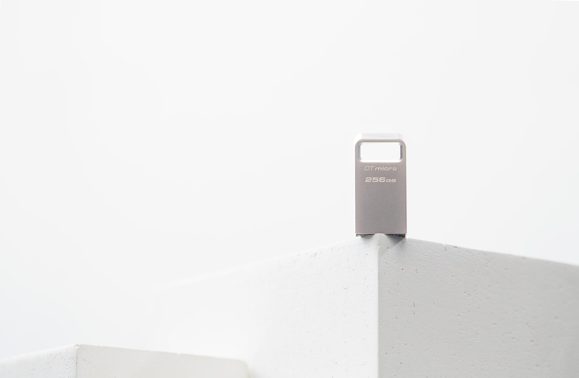 15249ed2-cacd-41e8-b227-873fbfbdcce9 USB 3.2 Flash Drive DataTraveler micro, šoninis vaizdas su įjungtu USB jungtimi