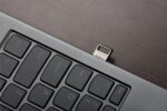 USB 3.2 Flash Drive DataTraveler micro, šoninis vaizdas su įjungtu USB jungtimi