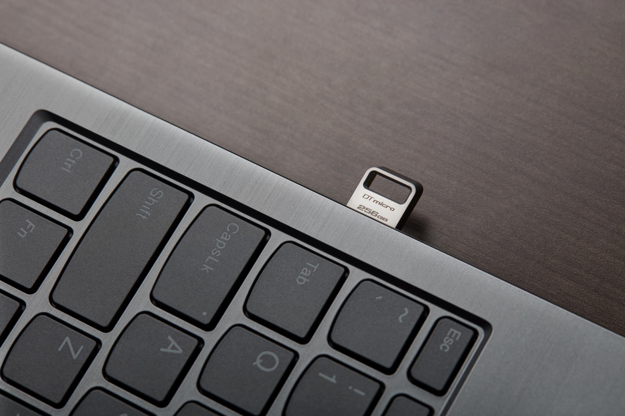 208464e6-3201-409f-99d4-ec753fe94410 USB 3.2 Flash Drive DataTraveler micro, šoninis vaizdas su įjungtu USB jungtimi