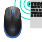 Pelė Logitech M190, matoma iš šono, rodo mygtukų išdėstymą