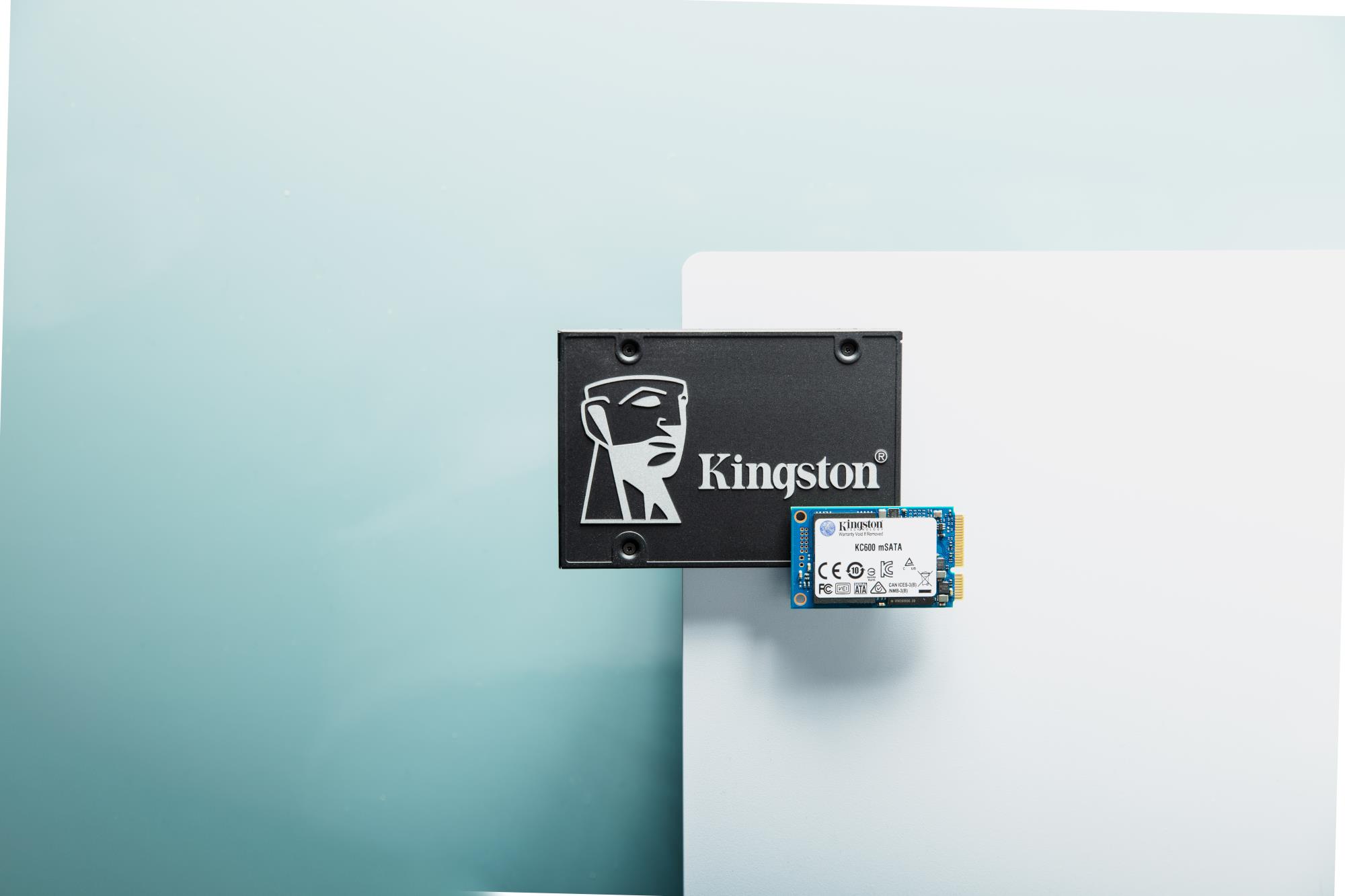 2c34dbda-80ef-4166-8972-61af2b025e0d SSD Kingston SKC600 1024 GB, matomas iš šono su SATA3 jungtimi