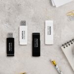 USB atmintinė ADATA UC310, vaizdas iš šono su atviru jungtimi