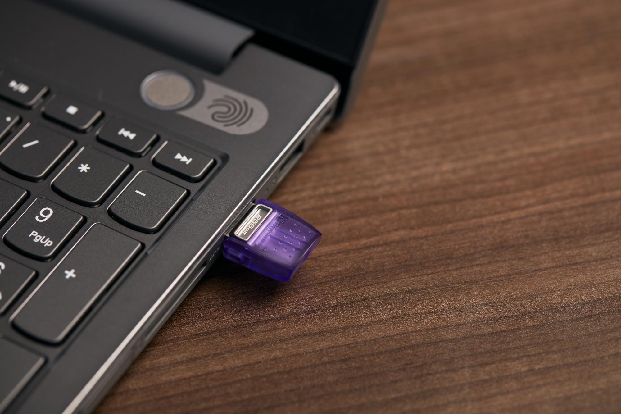 347cae45-70ba-4348-bbc5-3cf6ad010a52 USB atmintinė Kingston DataTraveler DT Micro Duo 3C, matoma iš šono