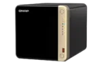 QNAP TS-464-8G 4-Bay NAS su atidarytu priekiu, rodančiu diskų skyrius