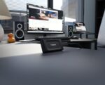 Išorinis SSD Kingston XS1000 su USB 3.2 Gen 2, matomas iš šono