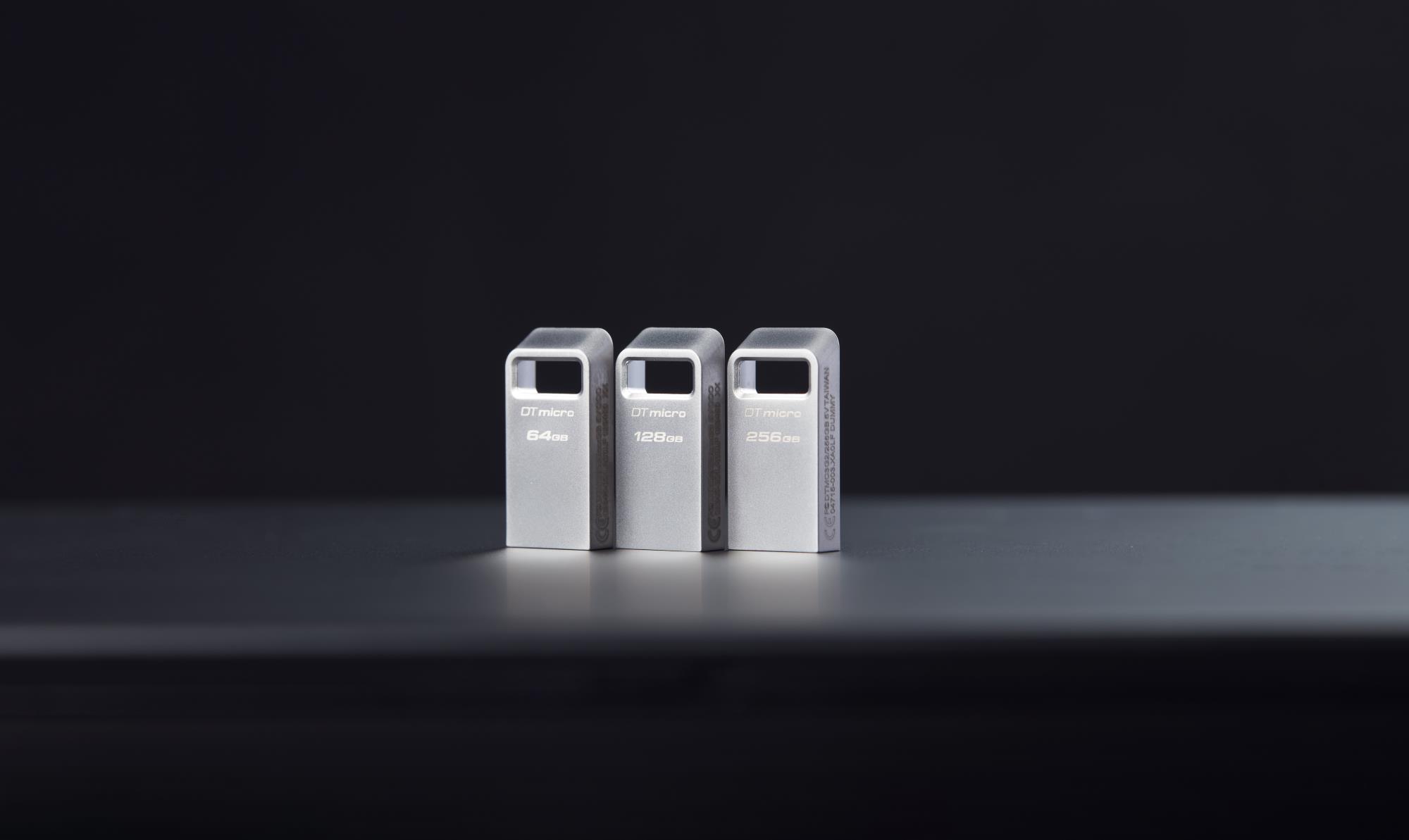 3f88e3f0-0b9d-4e72-aafb-20b5f6d9f81b USB 3.2 Flash Drive DataTraveler micro, šoninis vaizdas su prijungtu USB