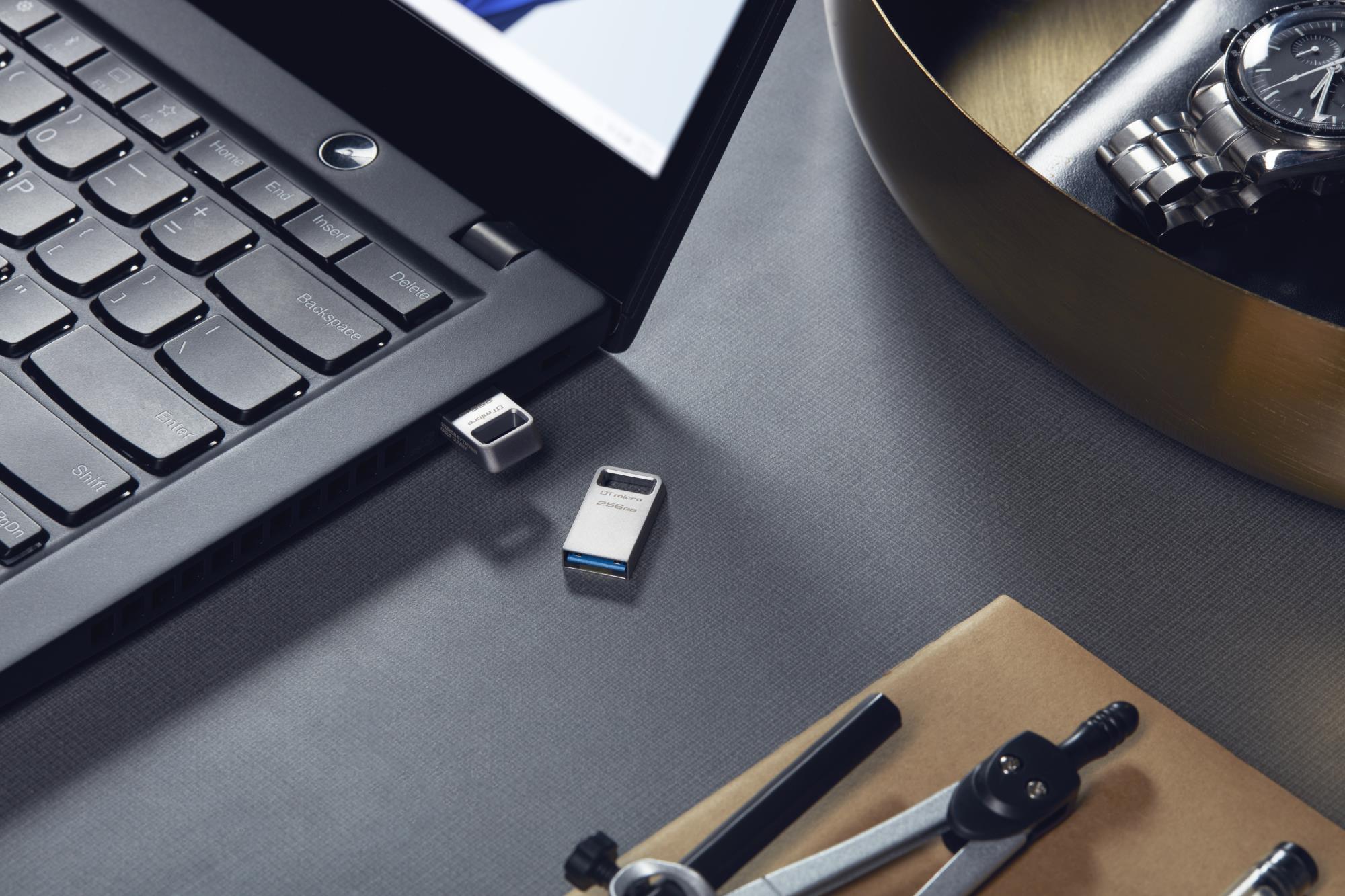 4534435d-c6d0-437a-b944-a014ef7e0189 USB 3.2 Flash Drive DataTraveler micro, šoninis vaizdas su įmontuotu raktų kilpu