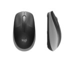 Pelė Logitech M190, matoma iš šono, su USB jungtimi