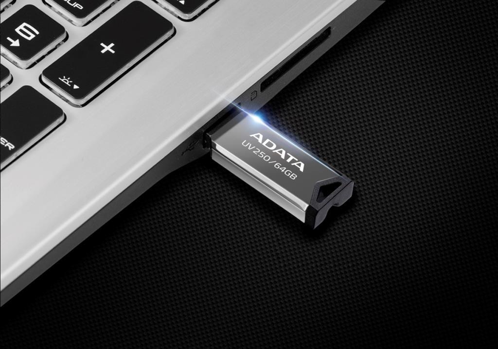 640f8d00-2182-49ad-94b4-e8c6c8cc2c98 USB atmintinė ADATA UV250 32 GB su metaliniu korpusu