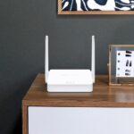 Maršrutižatorius MW302R, matomas iš šono, su dviem RJ-45 Ethernet jungtimis