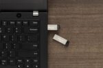 USB atmintinė Kingston DataTraveler Kyson, šoninis vaizdas su jungtimi