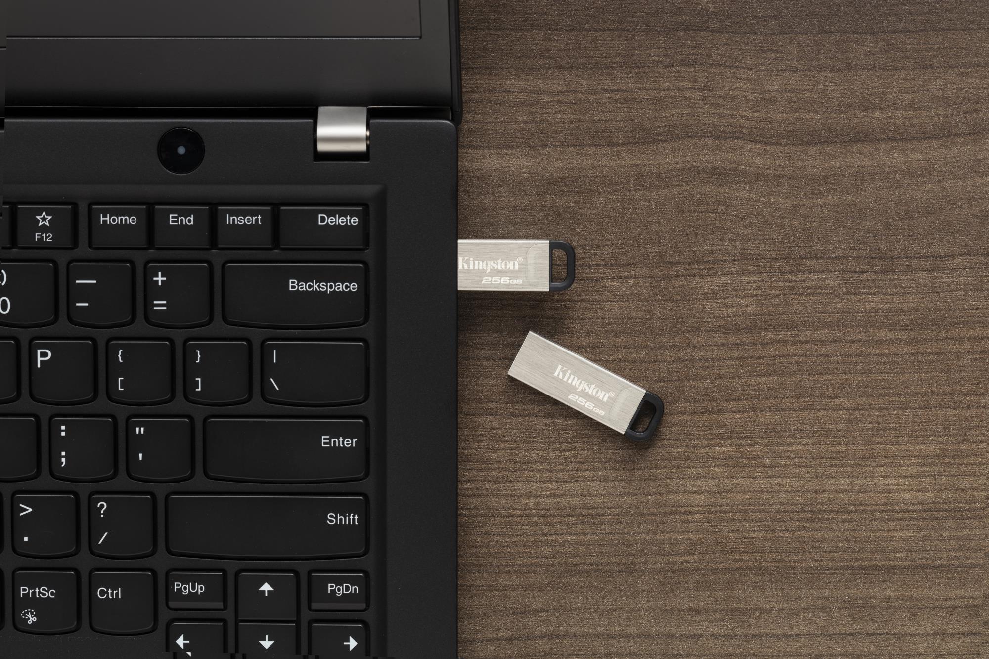 6cabea05-00bb-4488-b488-72cf87d7b9a7 USB atmintinė Kingston DataTraveler Kyson, šoninis vaizdas su jungtimi