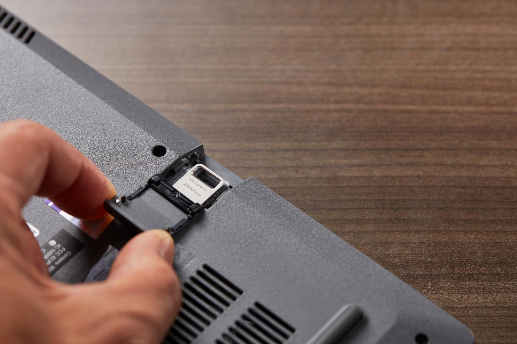 6cdbee0c-7ea5-43e0-aa0a-40800e23818e USB 3.2 Flash Drive Kingston DataTraveler micro, šoninis vaizdas su raktų kilpa