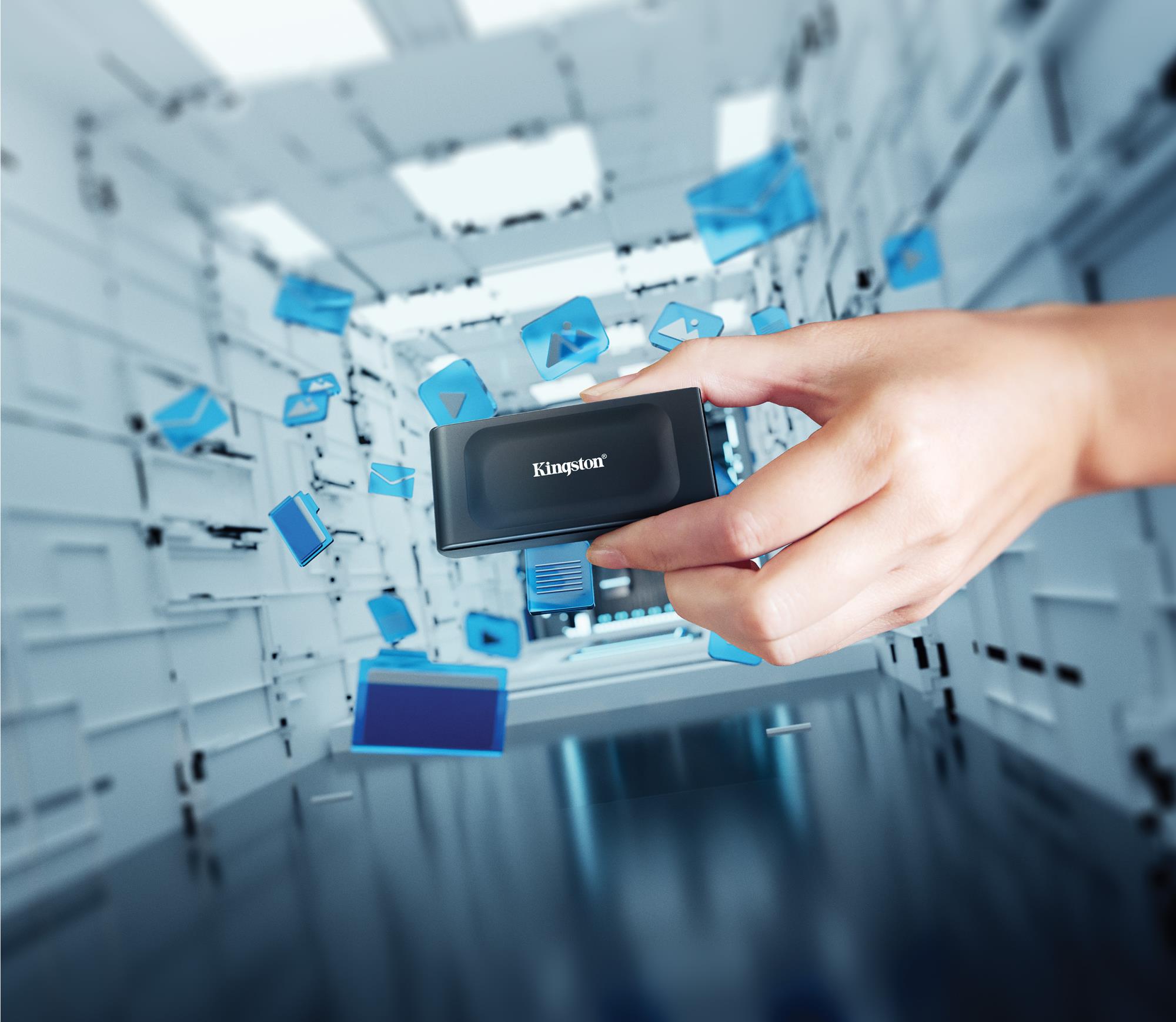 7bfbd1fb-02c3-4f25-8dd3-39658b3e34d5 Kingston XS1000 SSD su USB 3.2 Gen 2, matomas iš šono