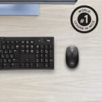 Pelė Logitech M190, vaizdas iš šono, rodo ergonomišką formą ir mygtukus