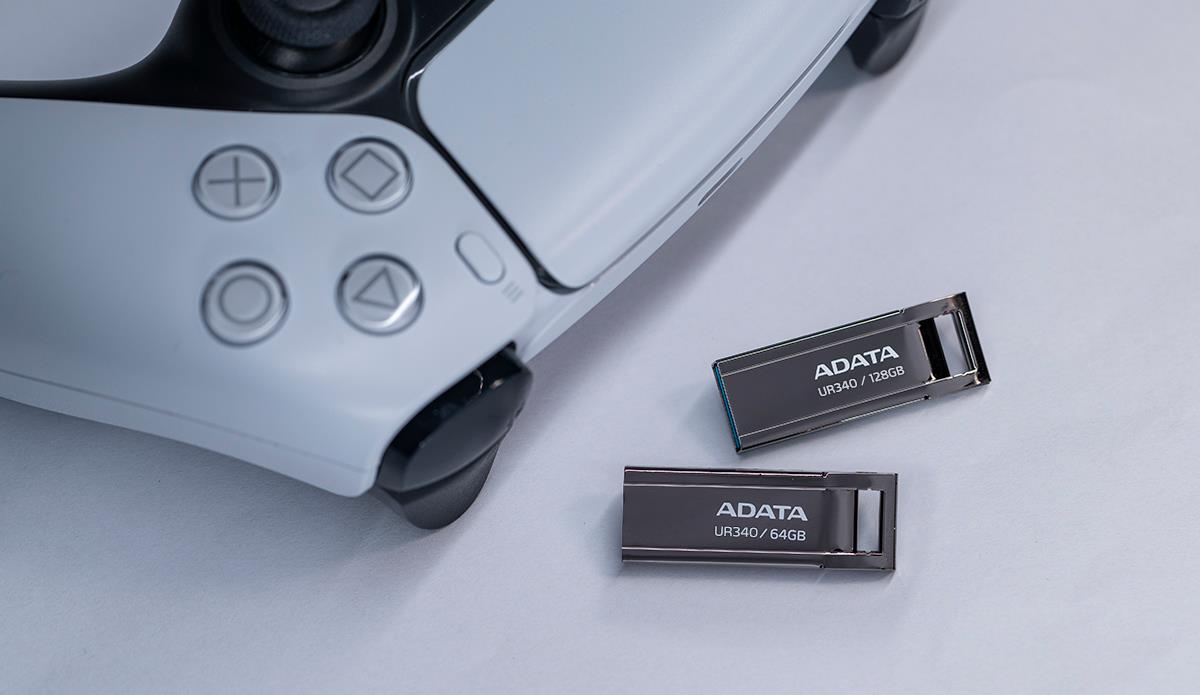 7e8b3394-c9e6-45ab-b8ae-c66e29c7c5e4 USB atmintinė ADATA UR340 128 GB, juoda, šoninis vaizdas