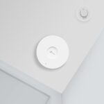 EAP650 WiFi 6 prieigos taškas, matomas iš šono su montavimo detalėmis