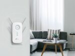 Wi-Fi stiprintuvas TP-LINK RE650, matomas iš šono su antenomis