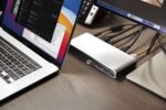 USB 3.2 Flash Drive DataTraveler micro, uždėtas ant stalo, šoninis vaizdas