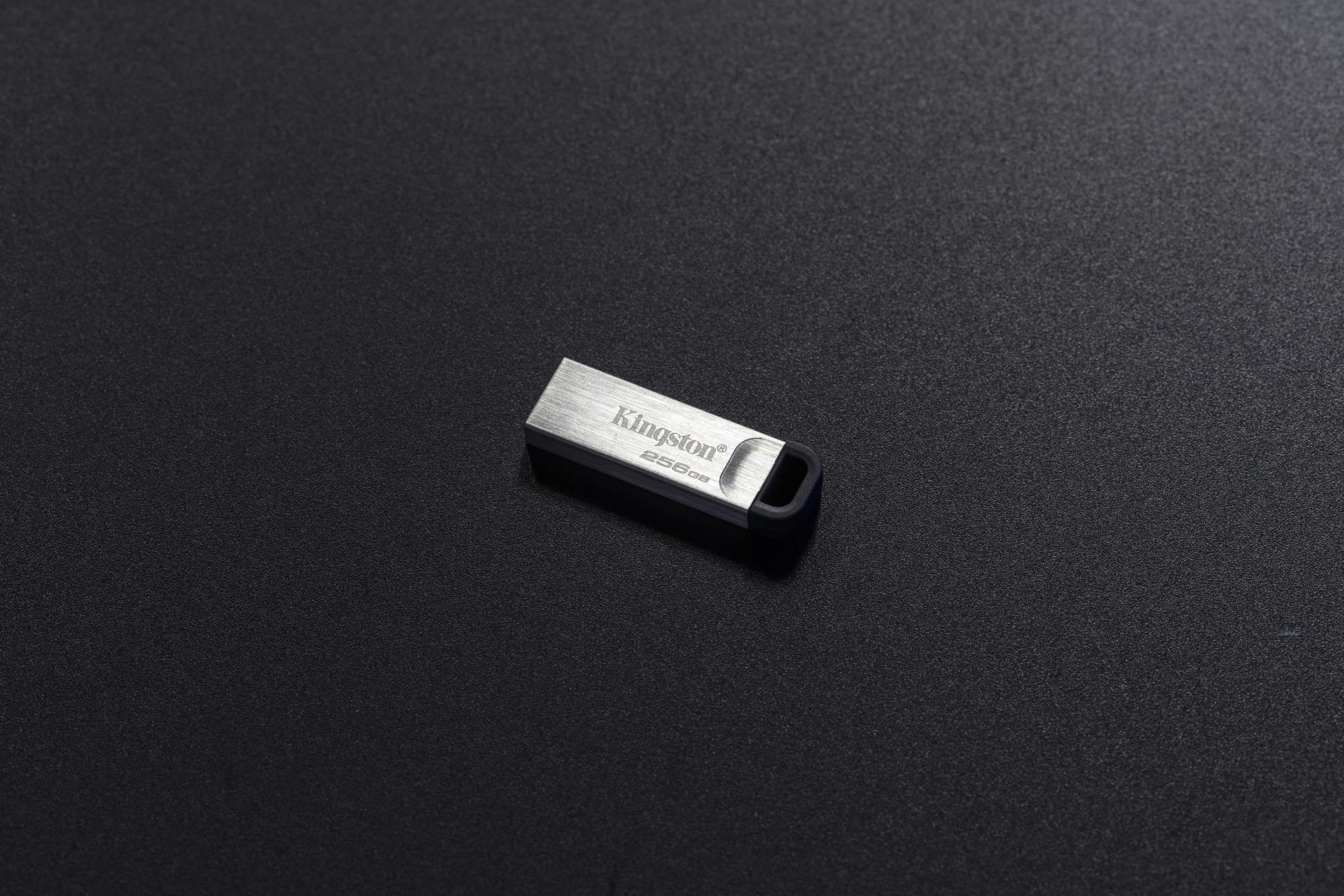8d64dd0c-2e0c-4cb1-adc9-8db4049d9220 USB atmintinė Kingston DataTraveler Kyson, 256 GB, šoninis vaizdas