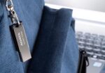 USB atmintinė ADATA UV250, 32 GB, sidabrinė spalva, šoninis vaizdas