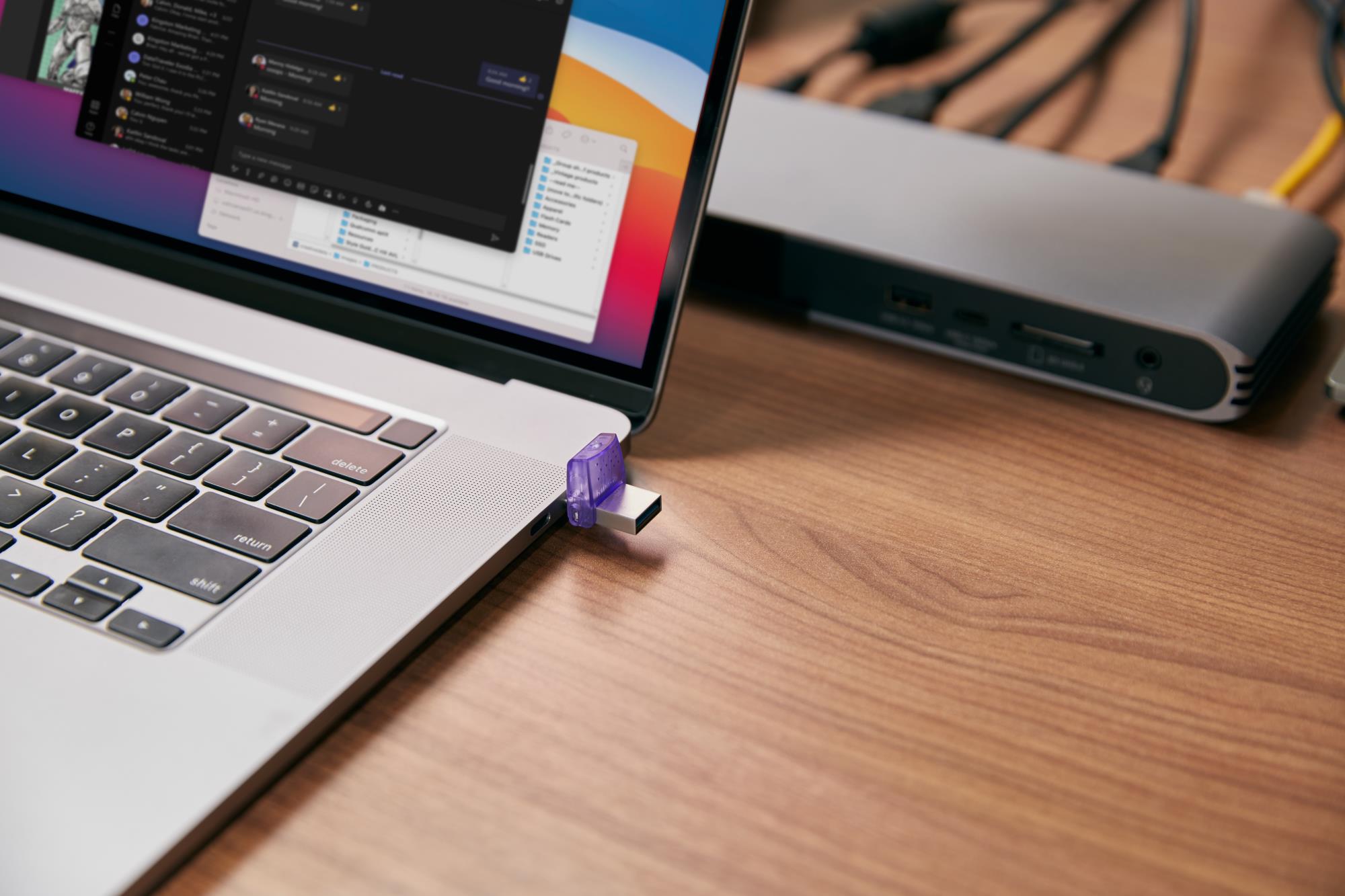 9bc18a8d-db6a-4ff8-97fa-bd9e115fd03f USB atmintinė Kingston DataTraveler DT Micro Duo 3C, matoma iš šono