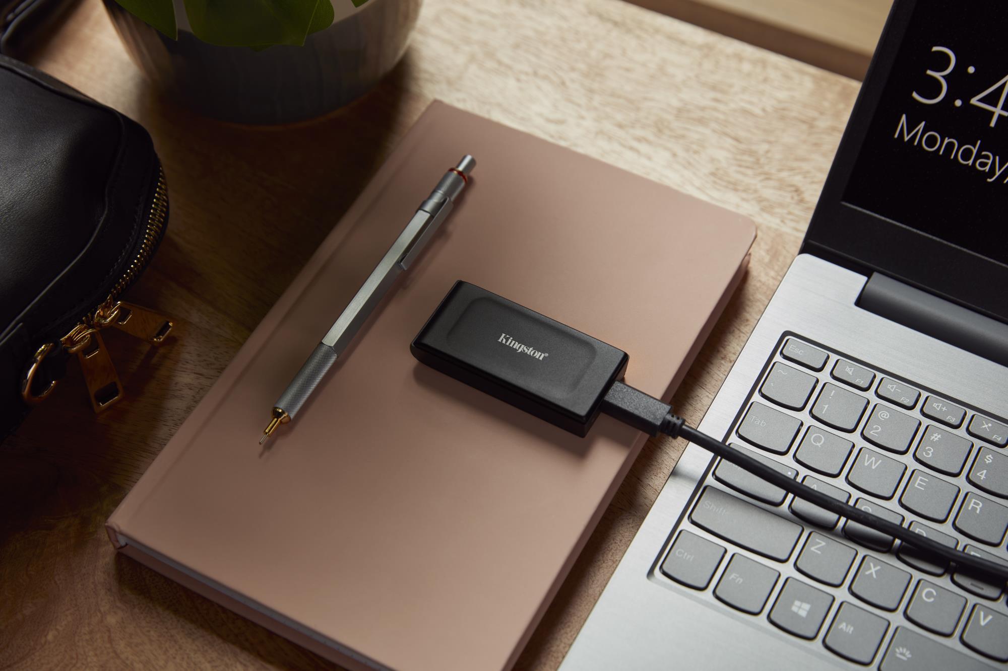 9df522ac-2297-44b4-84d7-9205768ff66d Kingston XS1000 1000 GB SSD, šoninis vaizdas su USB 3.2 Gen 2 jungtimi