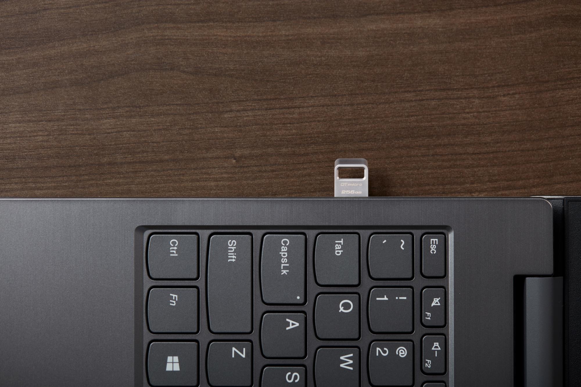 9f0feb56-13c7-439c-9205-cbf20fdf3124 USB 3.2 Flash Drive Kingston DataTraveler micro, šoninis vaizdas su raktų kilpa