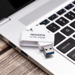 USB atmintinė ADATA UC310, 256 GB, šoninis vaizdas su atidarytu jungtimi