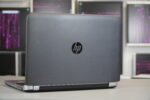 Nešiojamas kompiuteris HP Probook 450 G3, matomas iš šono, su atidarytu ekranu