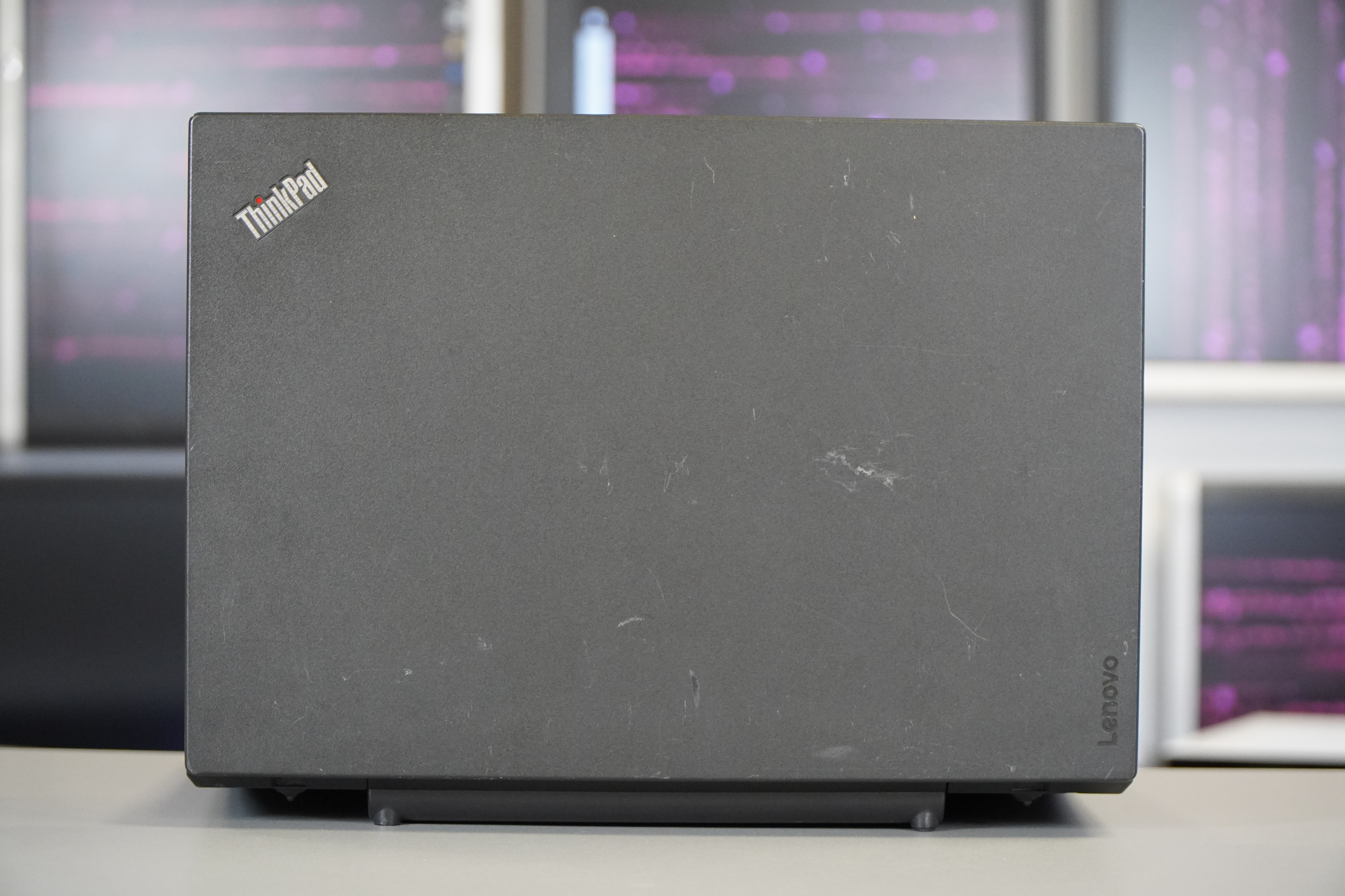 L470 Nešiojamas kompiuteris Lenovo Think Pad L470, šoninis vaizdas su įbrėžimais korpuse