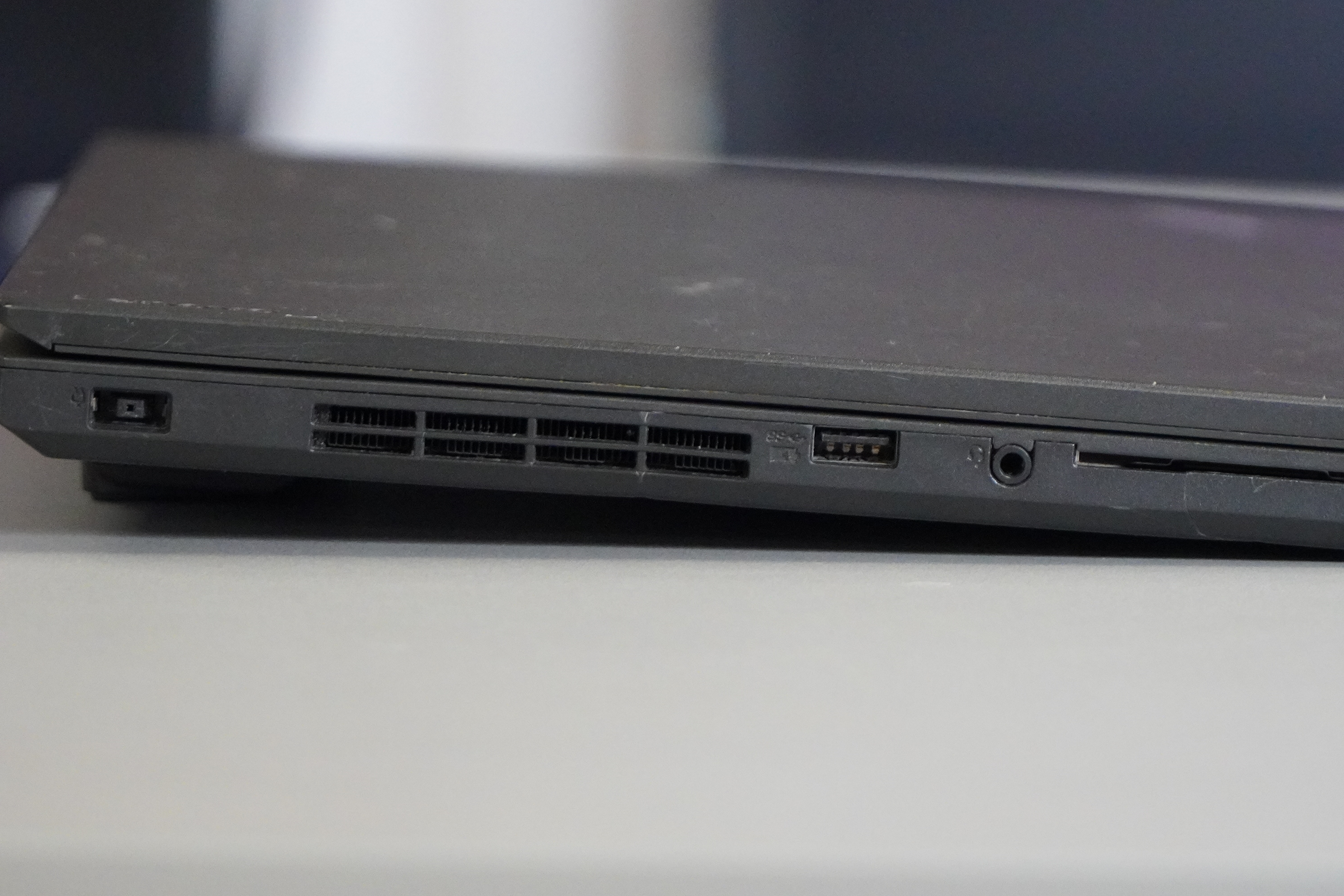 L470 Lenovo Think Pad L470, korpusas su įbrėžimais, matomas iš šono