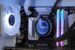 Žaidimų kompiuterio vidinė struktūra su RGB atmintimi ir komponentais