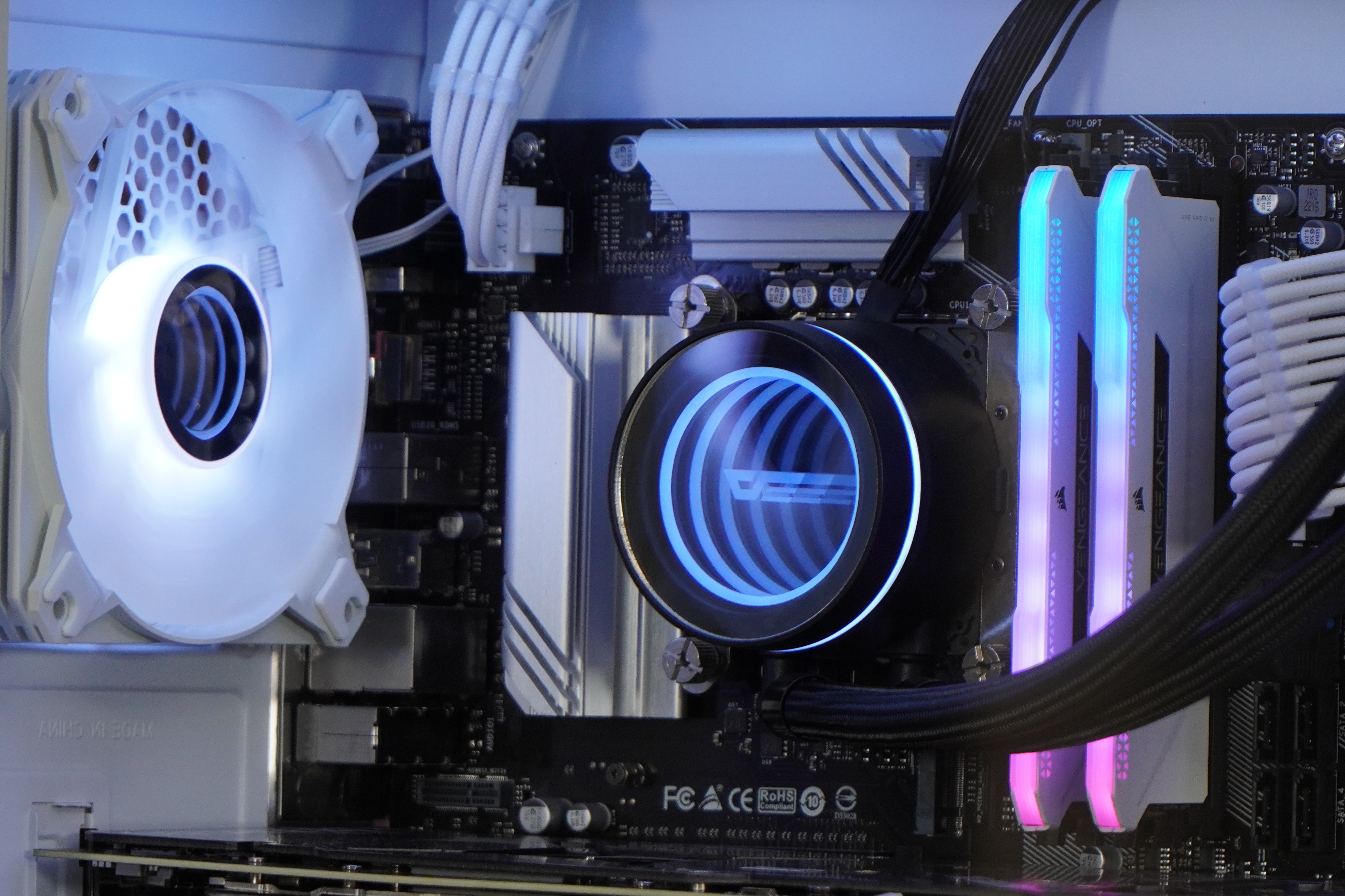 DSC02288 Žaidimų kompiuterio vidinė struktūra su RGB atmintimi ir komponentais