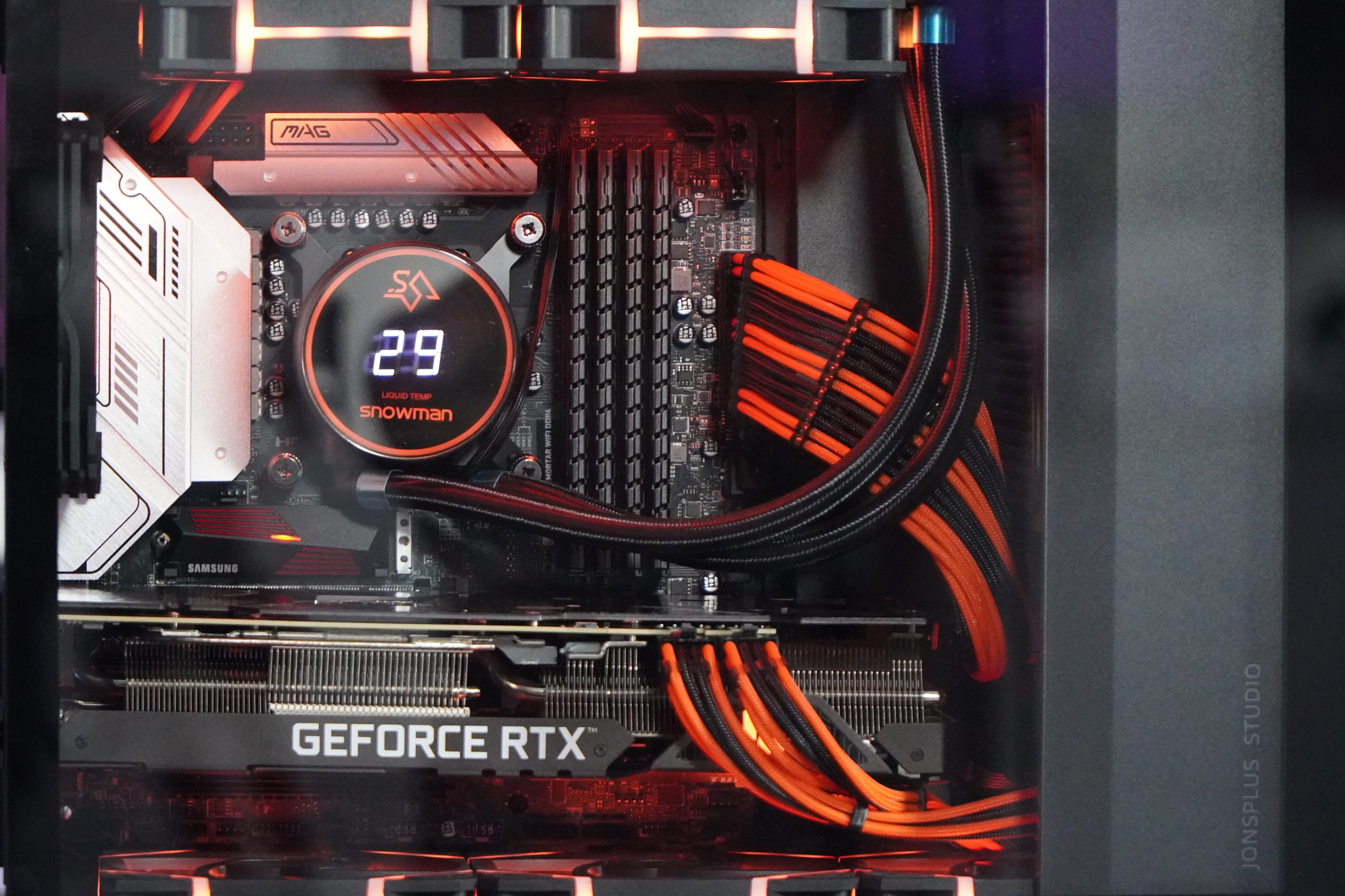 DSC02304 Žaidimų kompiuteris su i5-14600KF ir RTX 3070Ti, šonas su jungtimis