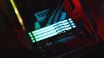 Atminties moduliai su RGB apšvietimu, matomas iš šono