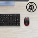 Pelė Logitech M190, raudona, matoma iš šono su mygtukais
