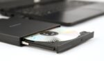 USB DVD įrenginys Gembird DVD-USB-04, šoninis vaizdas su USB jungtimi