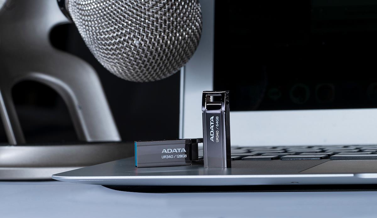 b6886e18-fec4-452c-8dce-99ce4bf4a1e2 USB atmintinė ADATA UR340 128 GB, šoninis vaizdas