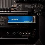 SSD ADATA LEGEND 710 su M.2 2280 formos faktoriu, matomas iš šono
