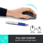 Pelė Logitech M190, matoma iš šono, su USB jungtimi ir mygtukais